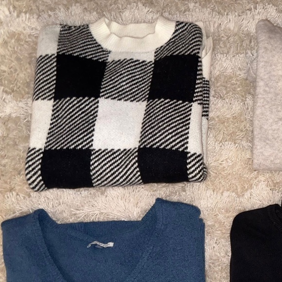 Group of 4 Sweaters (Abercrombie, American Eagle, & Other Stories - Picture 2 of 6